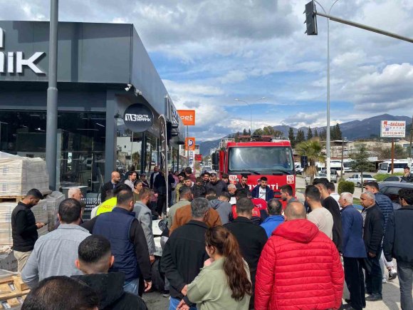 OSMANİYE’DE OTOMOBİL İNŞAAT MALZEMELERİNE ÇARPTI: 2’Sİ AĞIR 3 YARALI