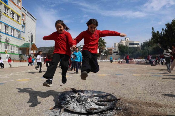 KOZAN’DA ÖĞRENCİLER NEVRUZ’U COŞKUYLA KUTLADI