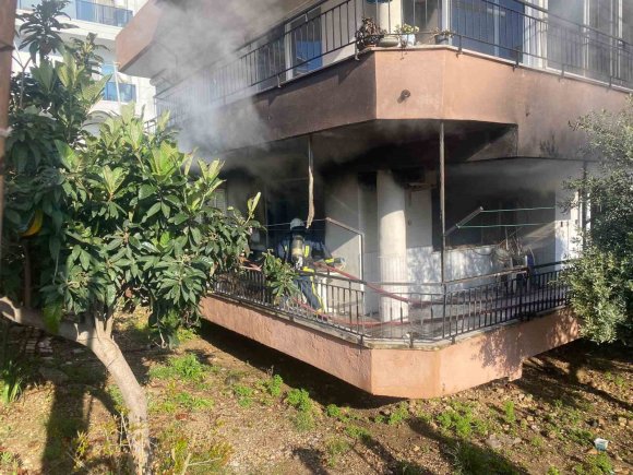 YANAN EVDEN 4 YAŞINDAKİ YEĞENİNİ ÇIKARMAK İSTERKEN YARALANDI