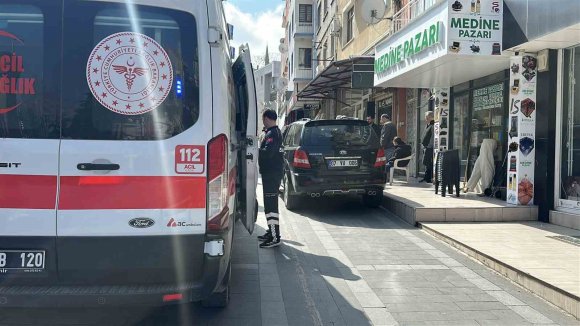 GERİ MANEVRA SIRASINDA KALDIRIMDA OTURAN YAŞLI KADINA ÇARPAN SÜRÜCÜYE ’NEDEN ÇARPTIN’ SİTEMİ