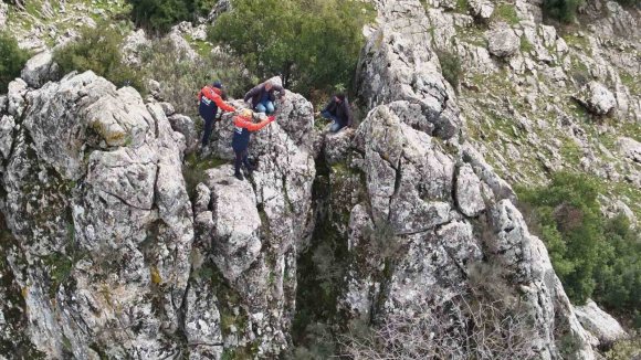 DAĞDA MAHSUR KALAN KEÇİ KURTARILDI