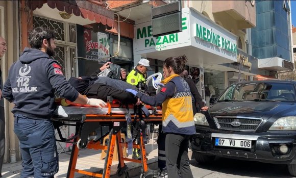 GERİ MANEVRA SIRASINDA KALDIRIMDA OTURAN YAŞLI KADINA ÇARPAN SÜRÜCÜYE ’NEDEN ÇARPTIN’ SİTEMİ