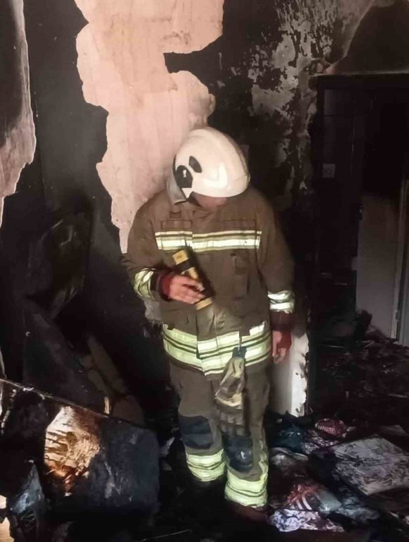 ANTAKYA’DA ALEVLERE TESLİM OLAN EV KULLANILMAZ HALE GELDİ