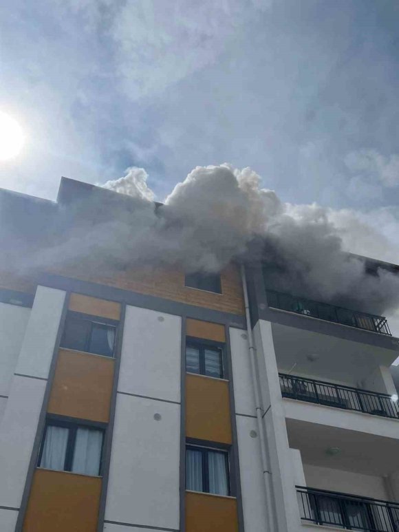 ANTAKYA’DA ALEVLERE TESLİM OLAN EV KULLANILMAZ HALE GELDİ