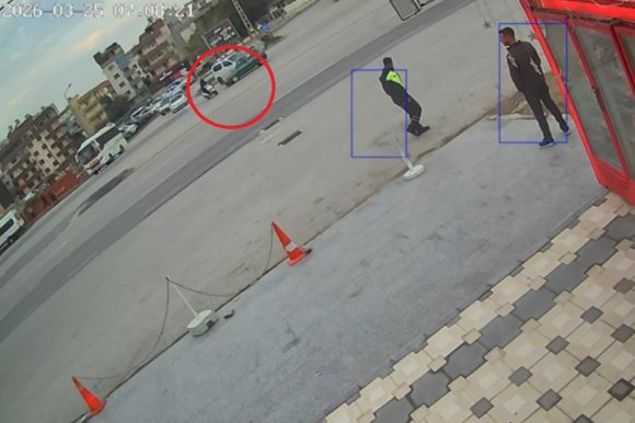 OTOMOBİLLE ÇARPIŞAN MOTOSİKLETLİ HAVADA TAKLA ATTI