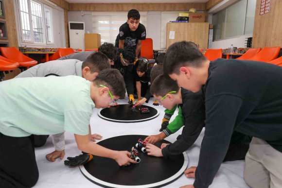 DEPREMİN İZLERİNİN SİLİNDİĞİ KENTTE, 1540 TAKIM, ROBOT YARIŞMASINDA DERECE YAPMAK İÇİN MÜCADELE VERECEK