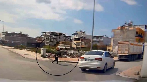 KALDIRIMDA YÜRÜYEN KADININ BOYNUNDAKİ KOLYEYİ ÇALARAK KAÇTI