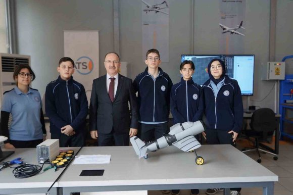 BAHÇESİNDE BOEİNG 737 EĞİTİM UÇAĞI VE F-4 PHANTOM İLE GELECEĞİN HAVACILARINI YETİŞTİREN LİSE