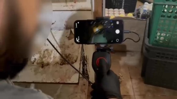 DEKORATİF RAFIN ARKASINDAKİ GİZLİ DEPODA 558 LİTRE SAHTE İÇKİ ELE GEÇİRİLDİ