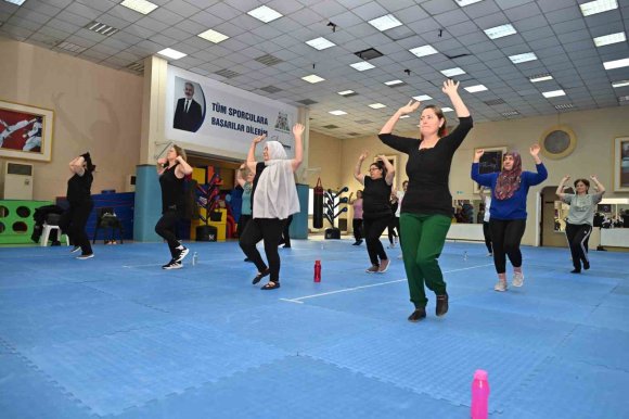 KADINLAR ZUMBA İLE HEM SPOR YAPIYOR HEM SOSYALLEŞİYOR