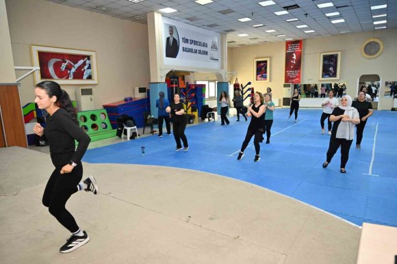 KADINLAR ZUMBA İLE HEM SPOR YAPIYOR HEM SOSYALLEŞİYOR