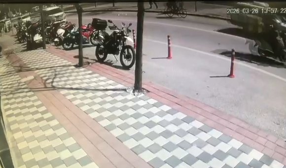 BİSİKLETLİ VATANDAŞIN CEBİNDEN PARALAR YOLA SAÇILDI, DUYARLI ESNAF TOPLAYIP SAHİBİNİ BEKLEMEYE BAŞLADI