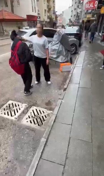 ORTAOKUL ÖĞRENCİSİ AKRANINI SAÇINDAN TUTUP YERE YATIRDI, KAFASINA AYAĞIYLA BASTI