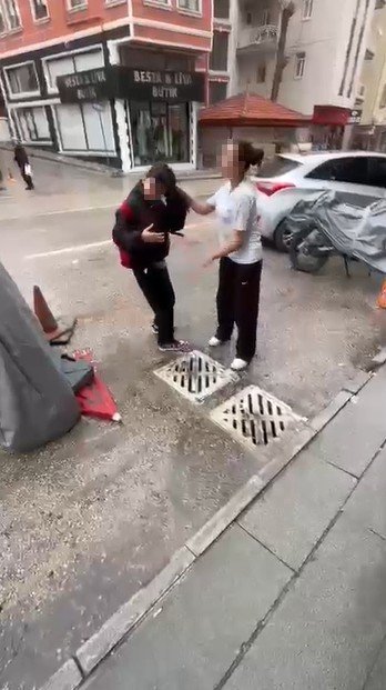 ORTAOKUL ÖĞRENCİSİ AKRANINI SAÇINDAN TUTUP YERE YATIRDI, KAFASINA AYAĞIYLA BASTI