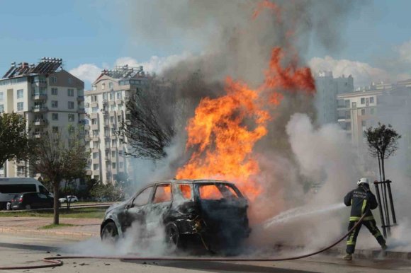 ALEV TOPUNA DÖNEN ARAÇTAN KEDİSİYLE BİRLİKTE SON ANDA ÇIKTI: SAHİBİNİN OMUZUNDAN BİR AN OLSUN AYRILMADI