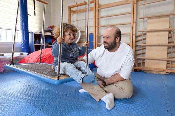 MERSİN BÜYÜKŞEHİR BELEDİYESİ DMD HASTASINA ERGOTERAPİ DESTEĞİNİ SÜRDÜRÜYOR