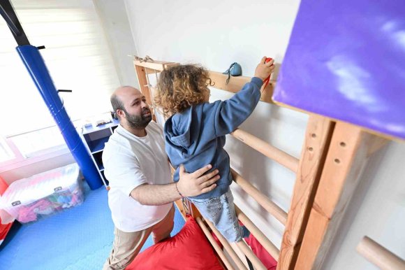 MERSİN BÜYÜKŞEHİR BELEDİYESİ DMD HASTASINA ERGOTERAPİ DESTEĞİNİ SÜRDÜRÜYOR