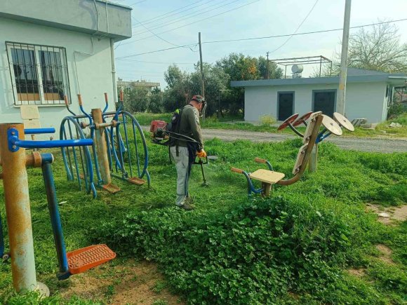 AKDENİZ’DE BAHAR TEMİZLİĞİ: PARKLAR YAZA HAZIRLANIYOR