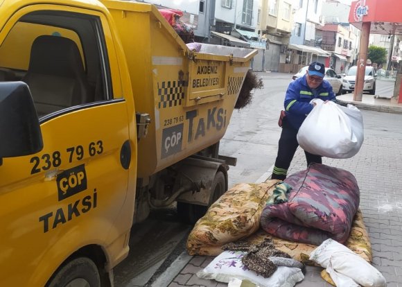 AKDENİZ’DE TEMİZLİK ÇALIŞMALARI ÜÇ VARDİYA SÜRÜYOR