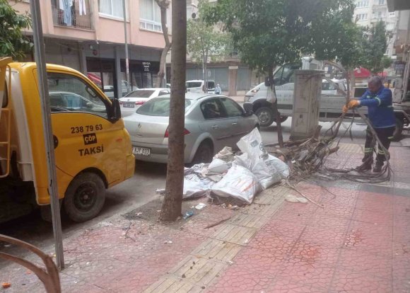 AKDENİZ’DE TEMİZLİK ÇALIŞMALARI ÜÇ VARDİYA SÜRÜYOR