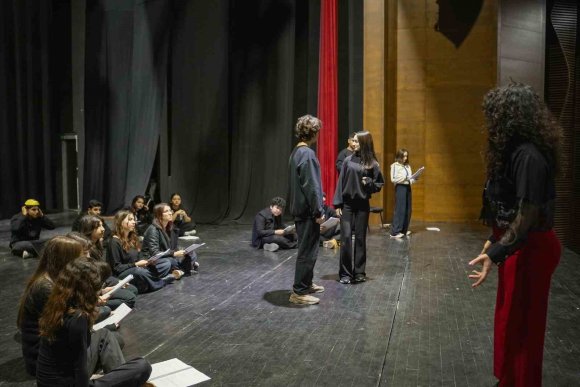 MERSİN’DE TİYATROYA İLGİ ARTIYOR, KURSLAR YOĞUN KATILIMLA SÜRÜYOR