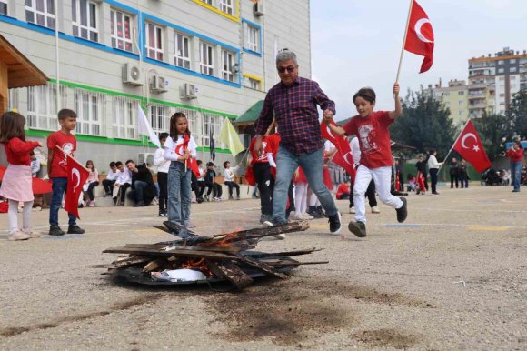 KOZAN’DA ÖĞRENCİLER NEVRUZ’U COŞKUYLA KUTLADI