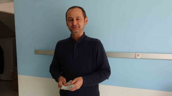 BİSİKLETLİ VATANDAŞIN CEBİNDEN PARALAR YOLA SAÇILDI, DUYARLI ESNAF TOPLAYIP SAHİBİNİ BEKLEMEYE BAŞLADI