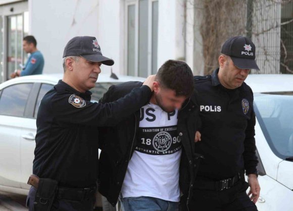 AYAĞIYLA ARAÇ SÜRDÜ: EV HAPSİ VE HER TÜRLÜ MOTORLU ARAÇ KULLANMAMA CEZASI ALDI