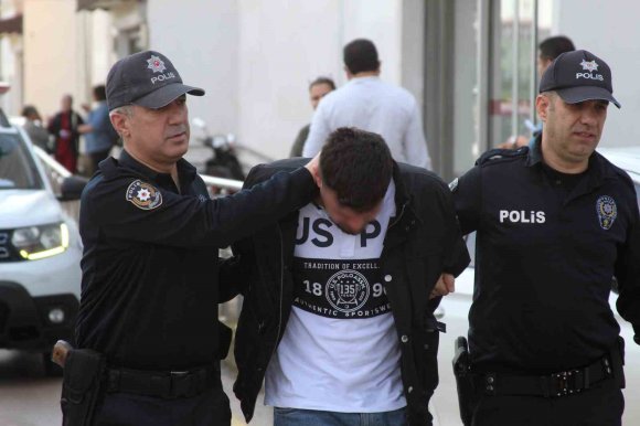 AYAĞIYLA ARAÇ SÜRDÜ: EV HAPSİ VE HER TÜRLÜ MOTORLU ARAÇ KULLANMAMA CEZASI ALDI