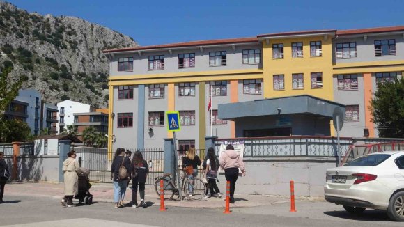 VELİLER ÖĞRENCİYİ DARP ETTİĞİ İDDİA EDİLEN ÖĞRETMENE DESTEK İÇİN OKUL ÖNÜNDE TOPLANDILAR