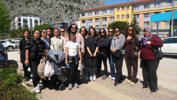 VELİLER ÖĞRENCİYİ DARP ETTİĞİ İDDİA EDİLEN ÖĞRETMENE DESTEK İÇİN OKUL ÖNÜNDE TOPLANDILAR