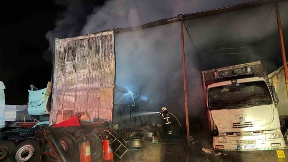 AĞIR VASITA SERVİSİNDE YANGIN ÇIKTI: 2 ÇEKİCİ, 1 KAMYON ZARAR GÖRDÜ