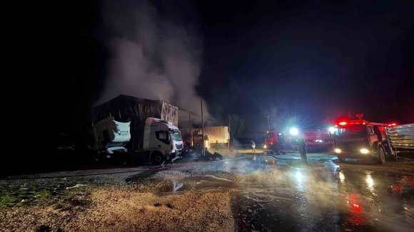 AĞIR VASITA SERVİSİNDE YANGIN ÇIKTI: 2 ÇEKİCİ, 1 KAMYON ZARAR GÖRDÜ