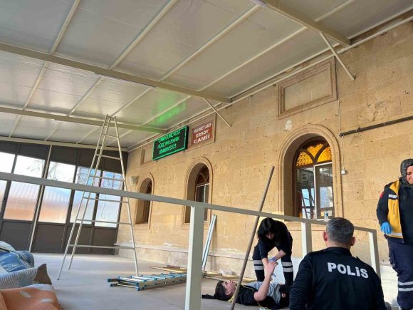 BURDUR’DA MERDİVENDEN DÜŞEN USTA VE ÇIRAĞI YARALANDI