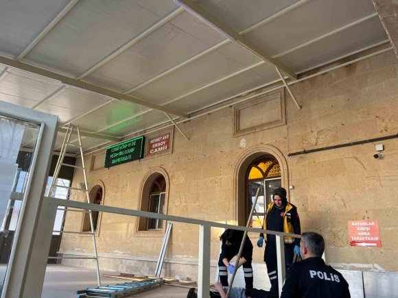 BURDUR’DA MERDİVENDEN DÜŞEN USTA VE ÇIRAĞI YARALANDI