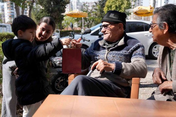ÇUKUROVA’DA MİNİKLERDEN YAŞLILARA ANLAMLI ZİYARET