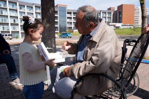 ÇUKUROVA’DA MİNİKLERDEN YAŞLILARA ANLAMLI ZİYARET