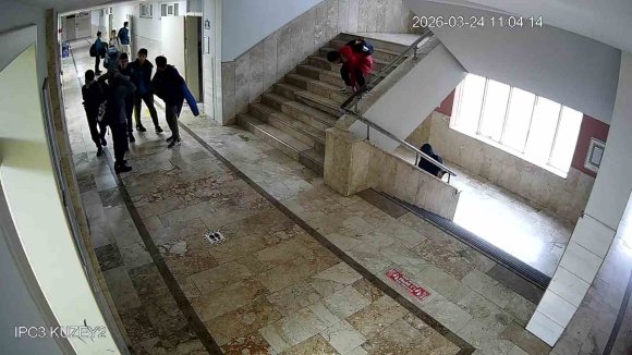 OKUL KORİDORUNDA PARA BULDU, AKLINA İLK GELEN HADİSLE ÖĞRETMENLER ODASININ YOLUNU TUTTU