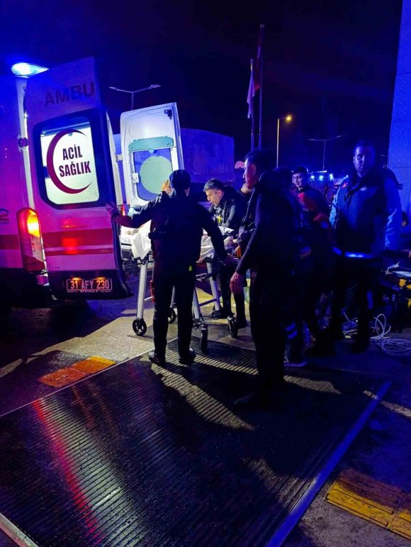 DOĞUMA GİDERKEN GÖLE DÖNEN YOLDA MAHSUR KALAN KADININ YARDIMINA İTFAİYE YETİŞTİ