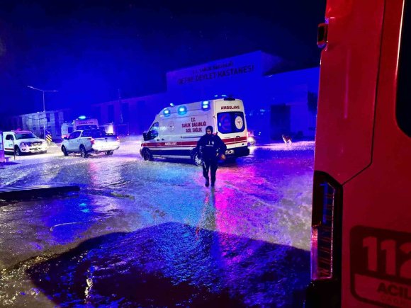 DOĞUMA GİDERKEN GÖLE DÖNEN YOLDA MAHSUR KALAN KADININ YARDIMINA İTFAİYE YETİŞTİ