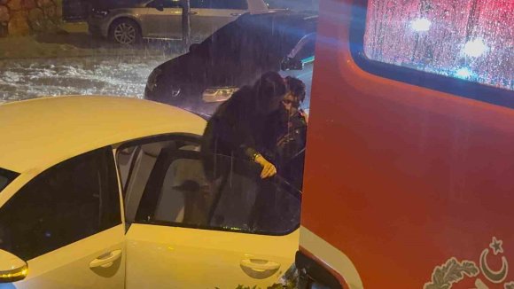 ŞİDDETLİ YAĞIŞ SELE DÖNDÜ, ARAÇLARINDA MAHSUR KALAN VATANDAŞLARI İTFAİYE KURTARDI