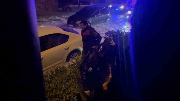 ŞİDDETLİ YAĞIŞ SELE DÖNDÜ, ARAÇLARINDA MAHSUR KALAN VATANDAŞLARI İTFAİYE KURTARDI