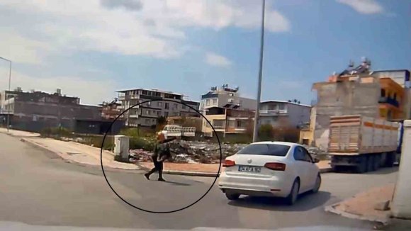 KALDIRIMDA YÜRÜYEN KADININ BOYNUNDAKİ KOLYEYİ ÇALAN HIRSIZIN, İLK SUÇUNDA YAKAYI ELE VERDİĞİ ORTAYA ÇIKTI