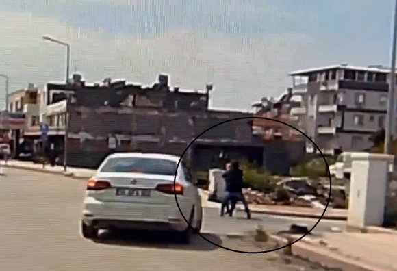 KALDIRIMDA YÜRÜYEN KADININ BOYNUNDAKİ KOLYEYİ ÇALAN HIRSIZIN, İLK SUÇUNDA YAKAYI ELE VERDİĞİ ORTAYA ÇIKTI