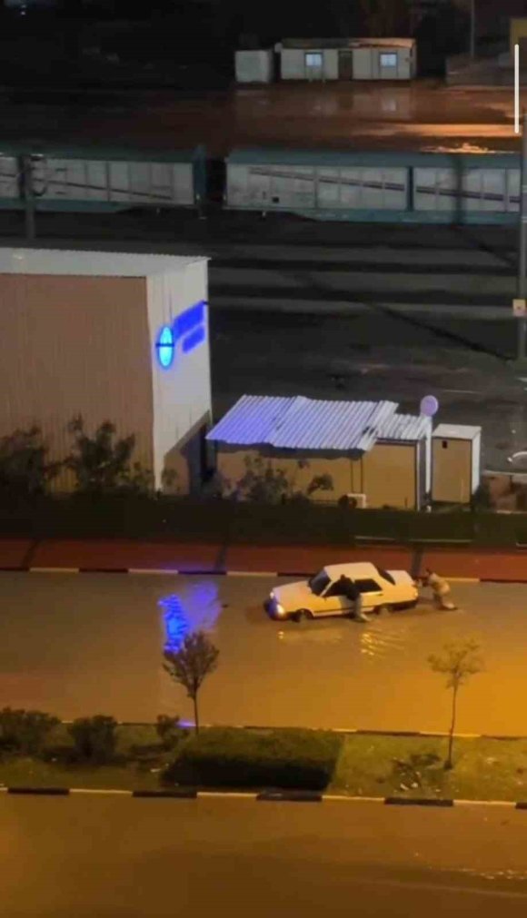 HATAY’DA AŞIRI YAĞIŞLARIN ETKİSİYLE, GÖLE DÖNEN YOLLARDA ARAÇLAR MAHSUR KALDI