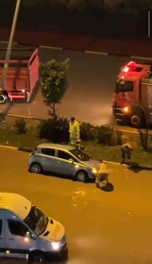 HATAY’DA AŞIRI YAĞIŞLARIN ETKİSİYLE, GÖLE DÖNEN YOLLARDA ARAÇLAR MAHSUR KALDI