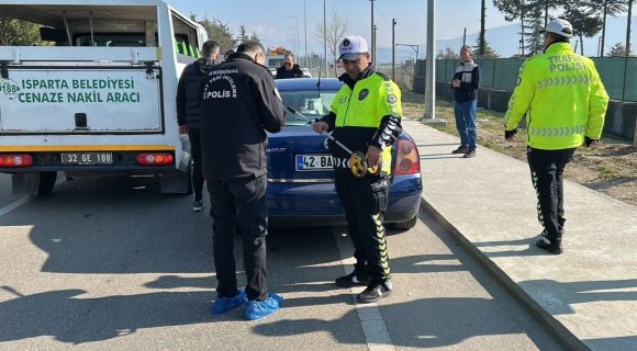 ISPARTA’DA OTOMOBİLLE ÇARPIŞAN MOTOSİKLET SÜRÜCÜSÜ HAYATINI KAYBETTİ