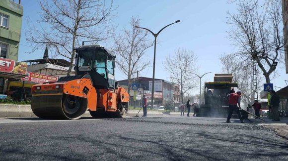 KAHRAMANMARAŞ’TA ASFALT MESAİSİ SÜRÜYOR