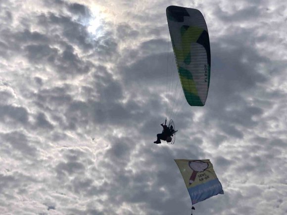 DENİZDEN SAHİL GÜVENLİK, HAVADAN PARAMOTORLAR DESTEK VERDİ, ÖĞRENCİLER SUYUN ÖNEMİNE DİKKAT ÇEKTİ