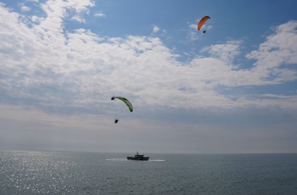 DENİZDEN SAHİL GÜVENLİK, HAVADAN PARAMOTORLAR DESTEK VERDİ, ÖĞRENCİLER SUYUN ÖNEMİNE DİKKAT ÇEKTİ